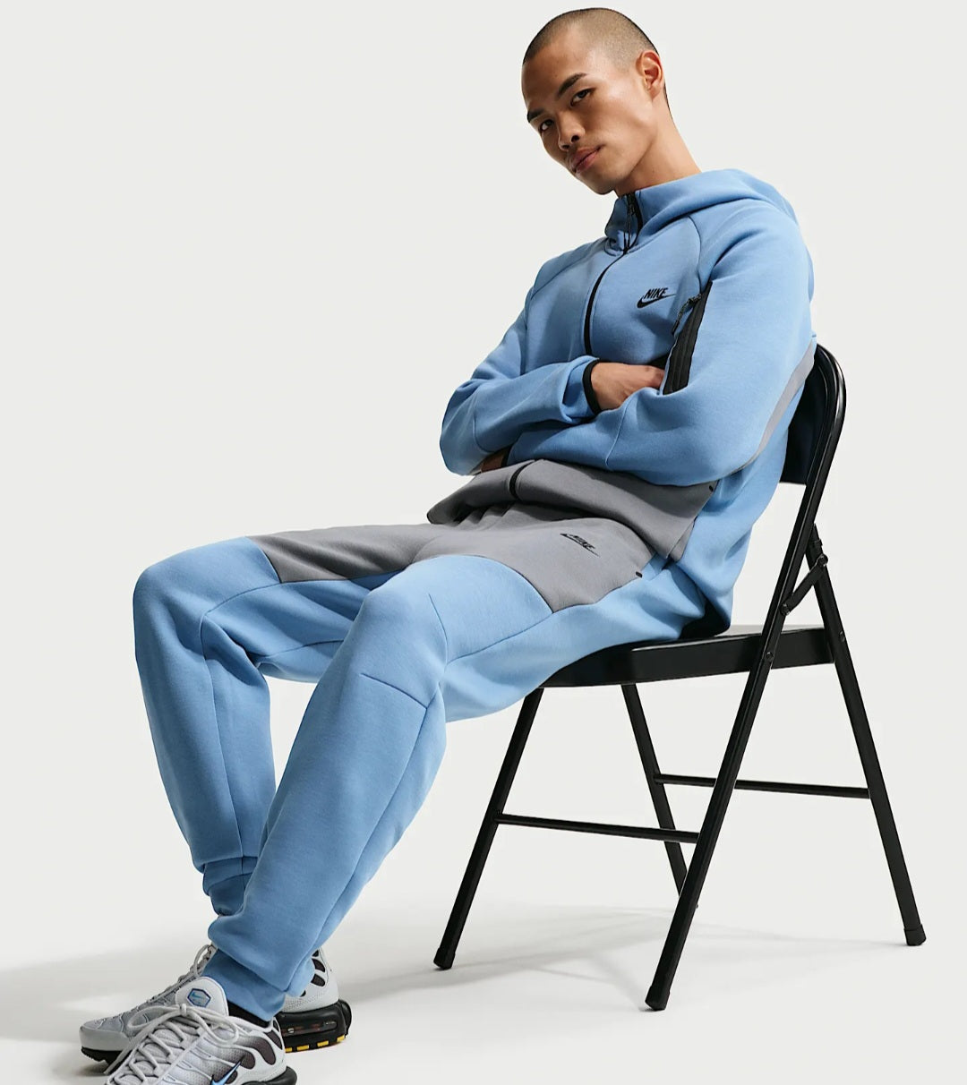 Nike Tech

Men's Fleece Windrunner Full-Zip Jacket & Joggers